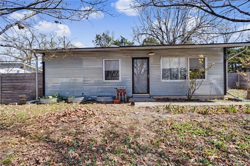 1516 Powers Street — photo 28