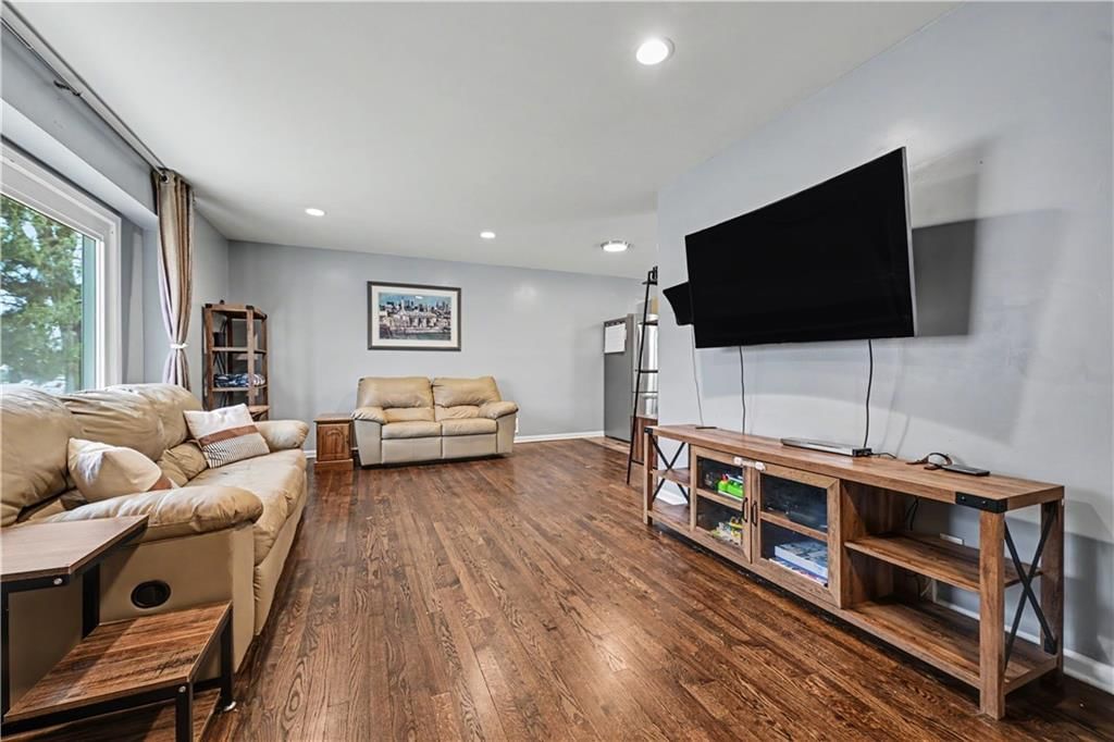 9810 Hardesty Avenue — photo 4