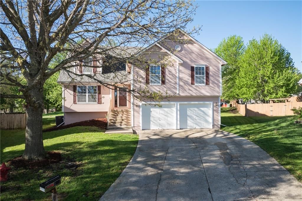 104 NE Stonebridge Court, Blue Springs, MO