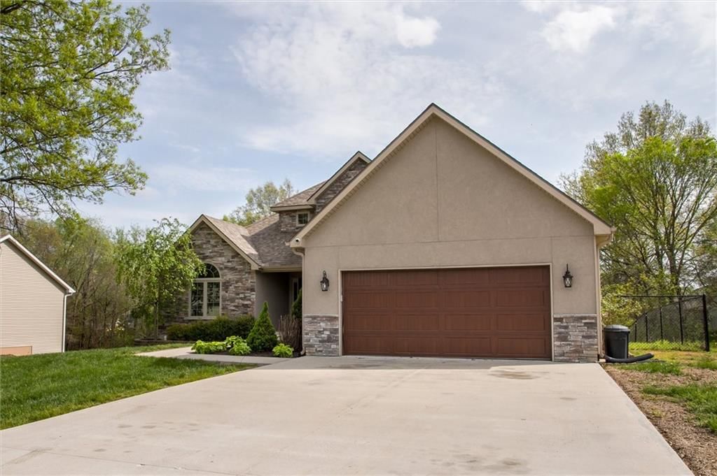 8 SE 230th Road, Warrensburg, MO
