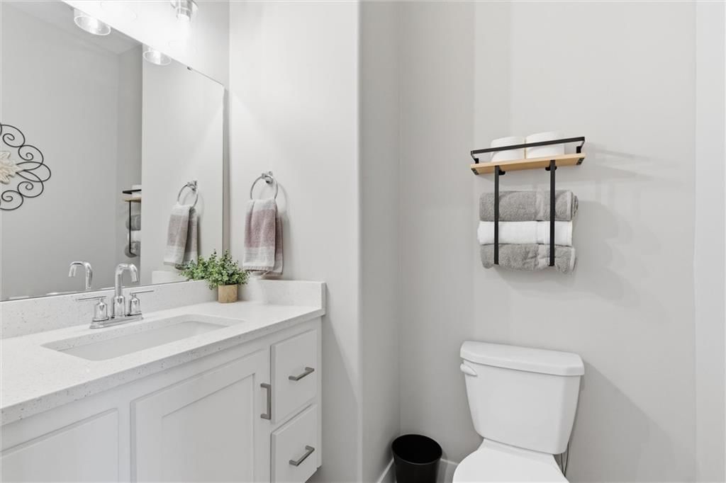 308 E Oak Street — photo 17