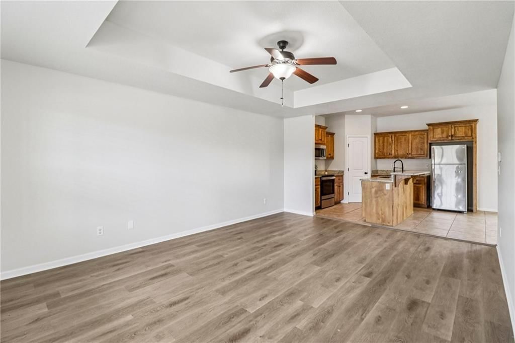 527 S Poplar Street — photo 4