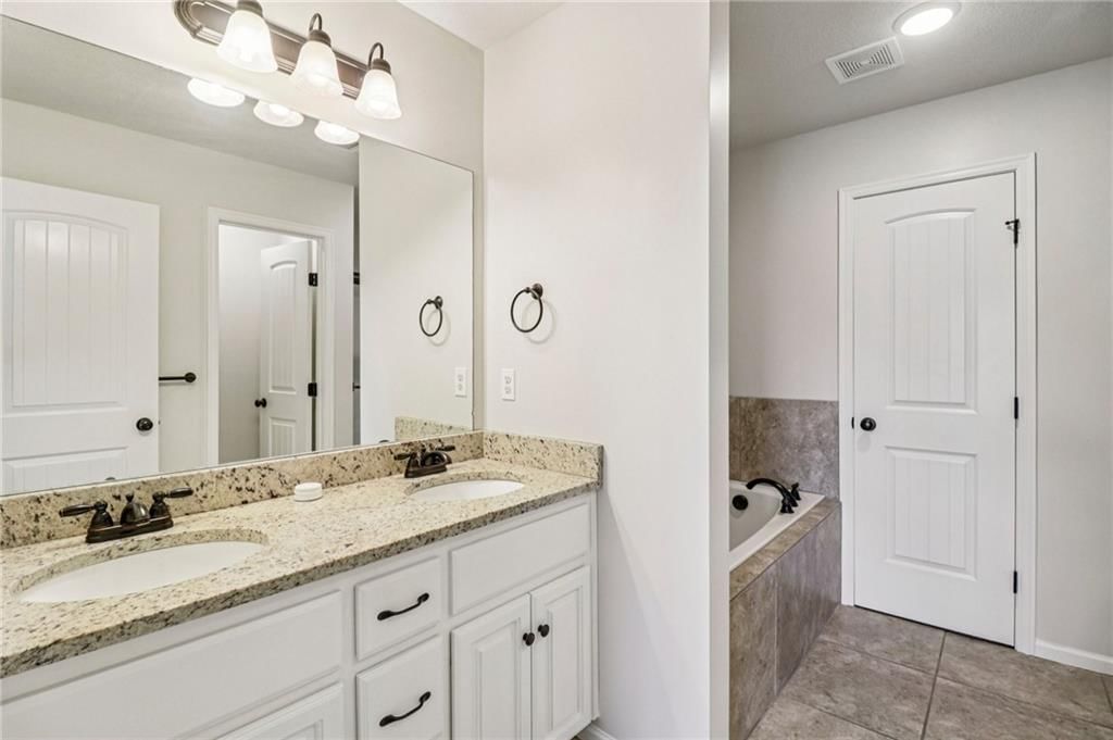 527 S Poplar Street — photo 17