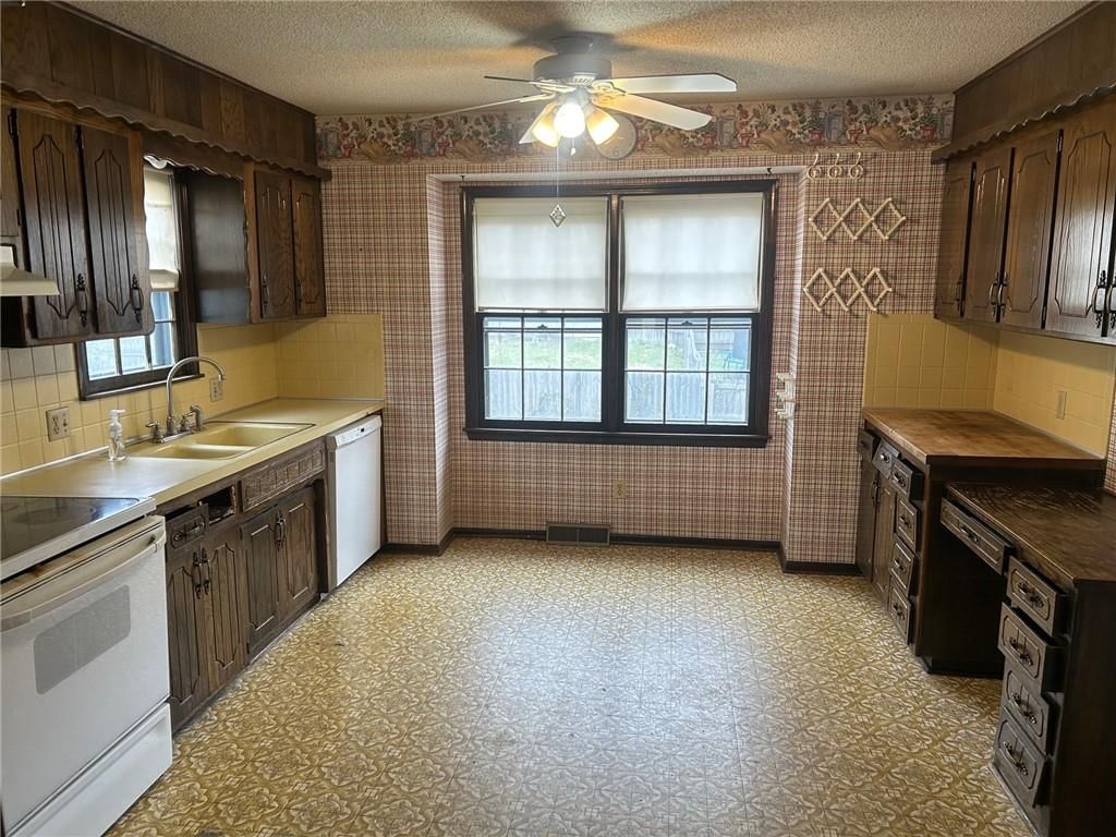 16608 W 145th Terrace — photo 2