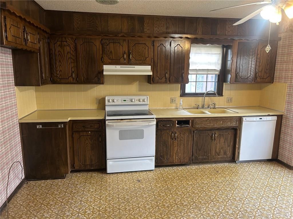 16608 W 145th Terrace — photo 3