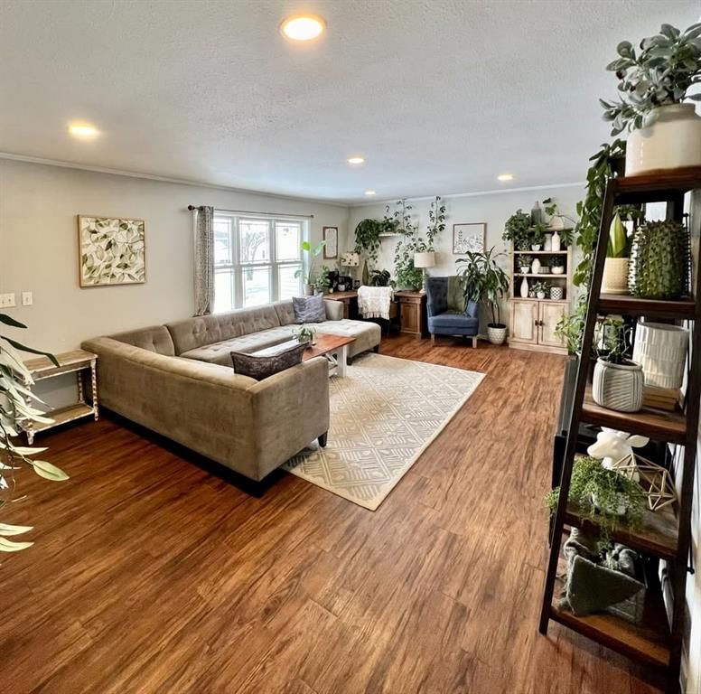 309 W 6TH Street — photo 3