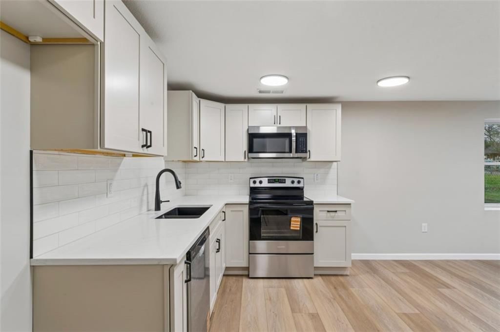 217 W 83rd Terrace — photo 9