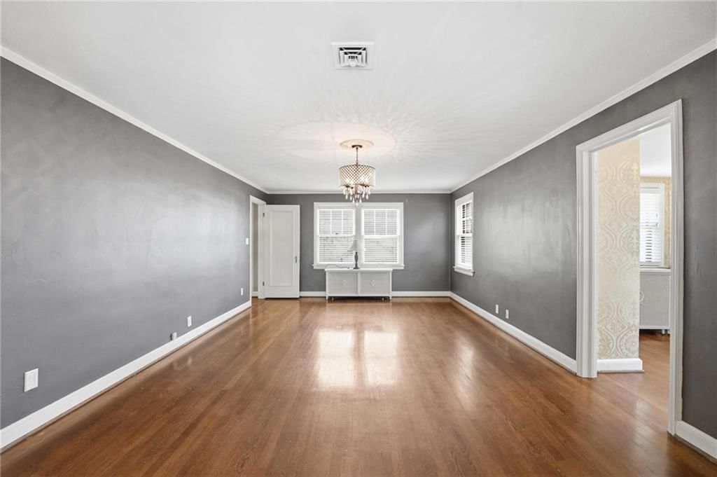 642 Romany Road — photo 36