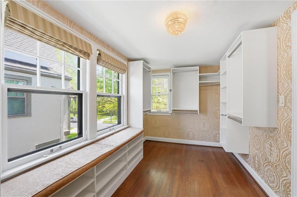 642 Romany Road — photo 40