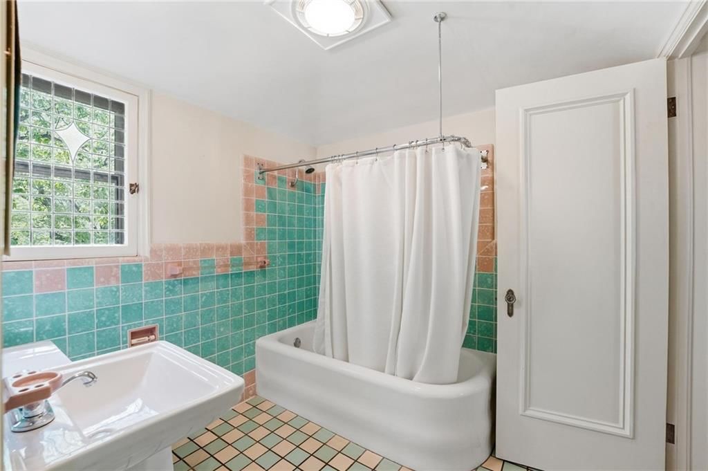 642 Romany Road — photo 42