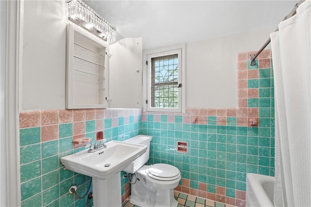 642 Romany Road — photo 43