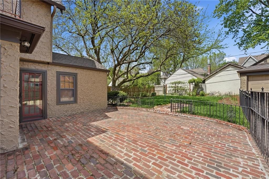 642 Romany Road — photo 58