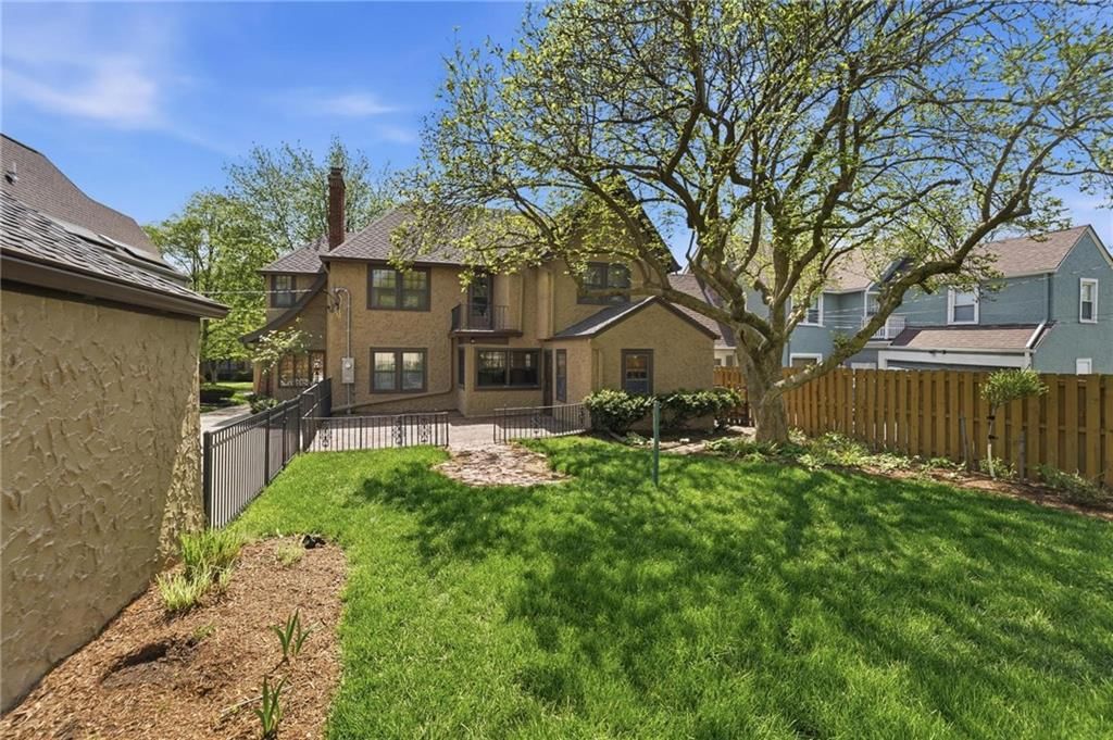642 Romany Road — photo 60