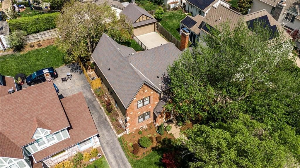 642 Romany Road — photo 68