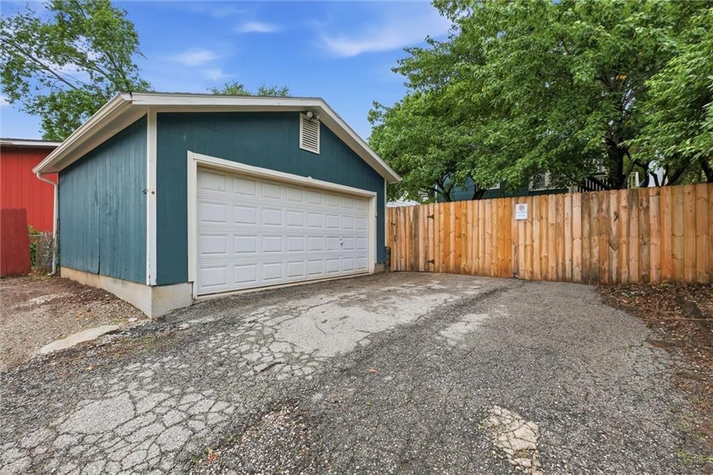 901 W White Oak Street — photo 53