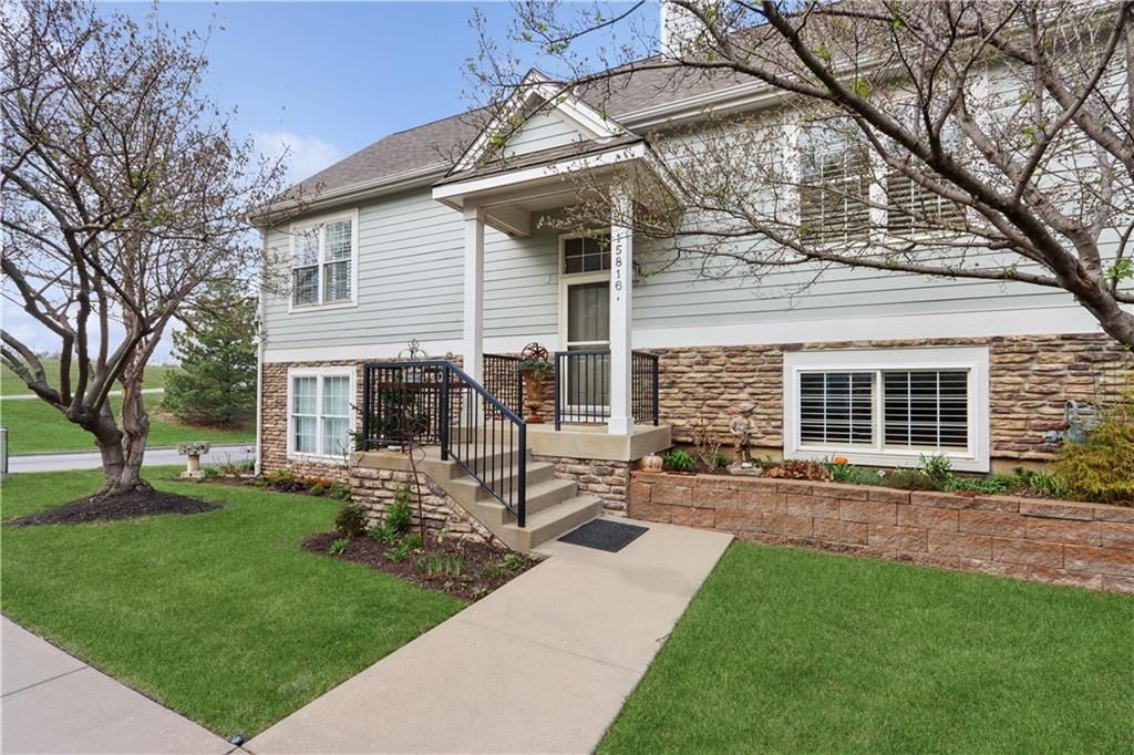 15816 robinson Street — photo 2
