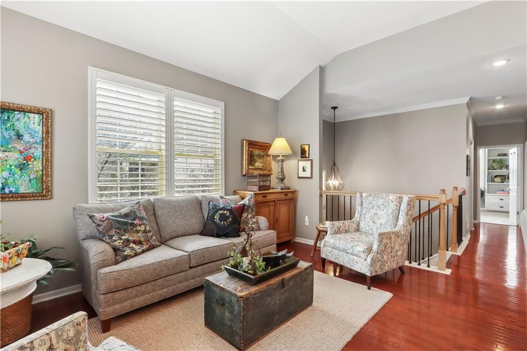 15816 robinson Street — photo 4