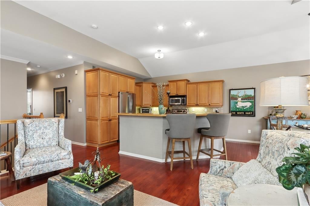 15816 robinson Street — photo 5