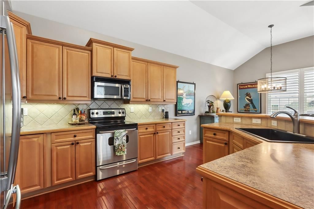 15816 robinson Street — photo 6