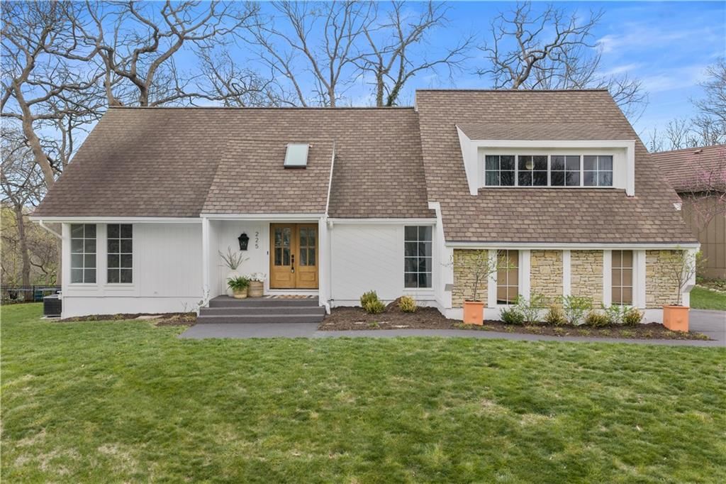 225 NW Hickory Street — photo 1