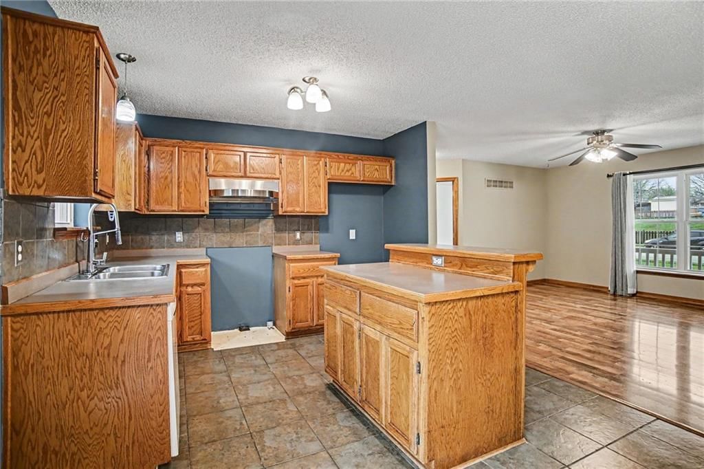 18600 Woodruff Street — photo 10