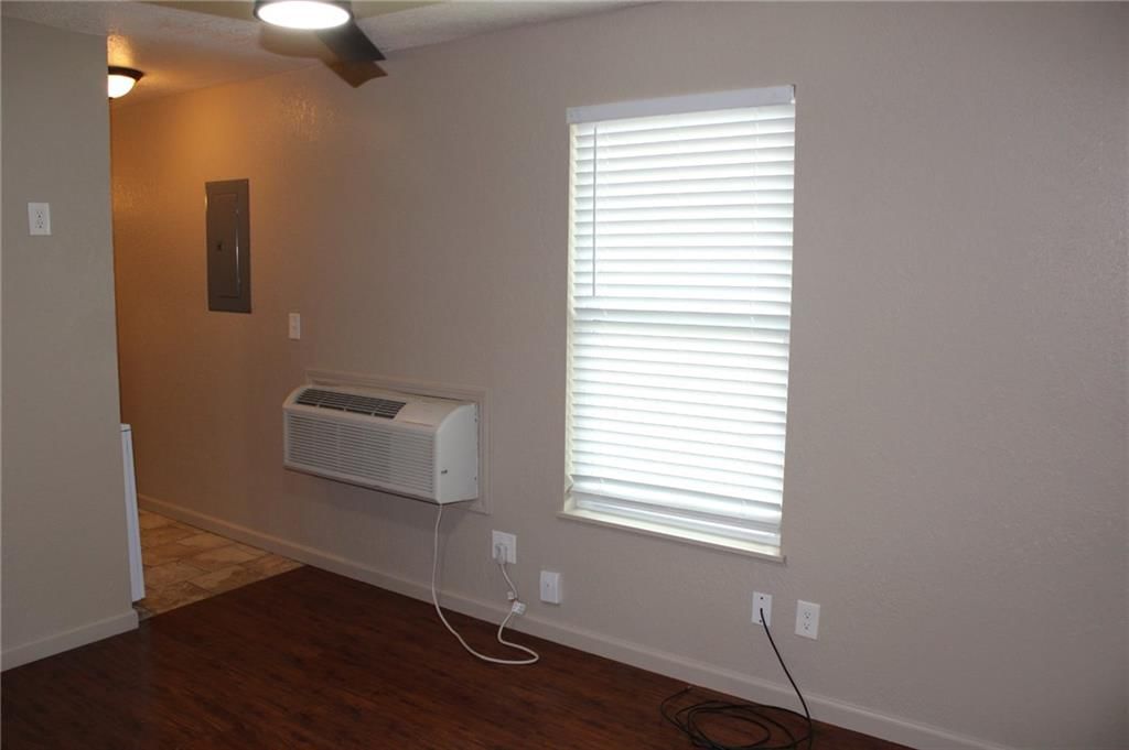 405 E Jackson Street — photo 6