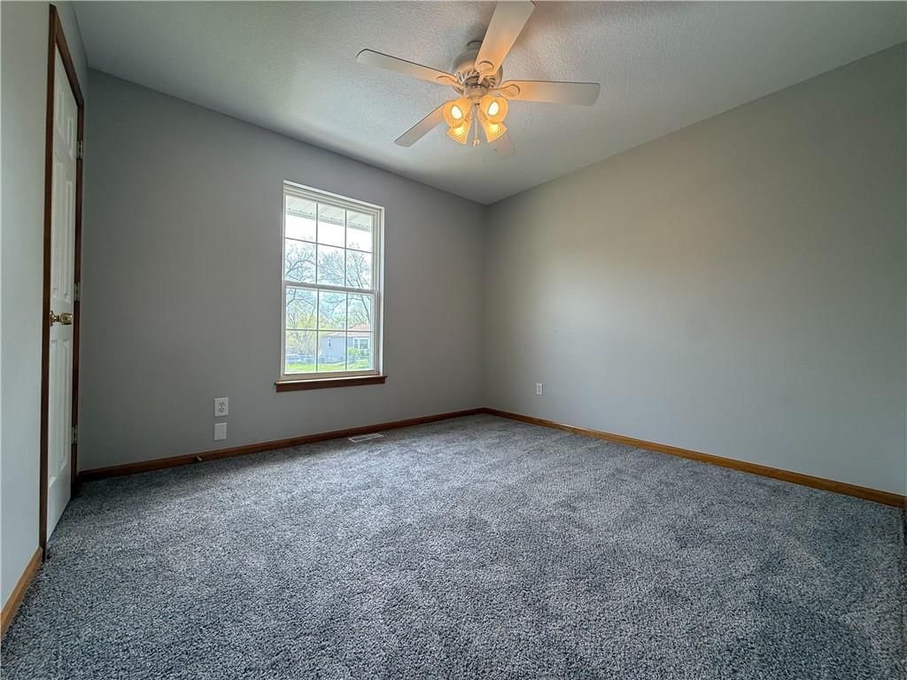 11124 N Locust Street — photo 10
