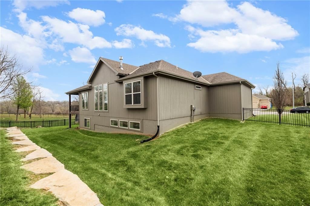 1021 SE Carmine Court — photo 36