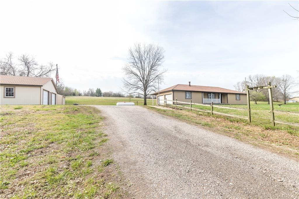 24069 Chieftain Road — photo 9