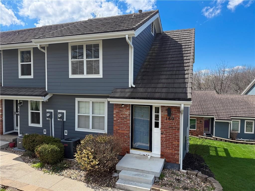 160 NE Bayview Drive, Lee's Summit, MO