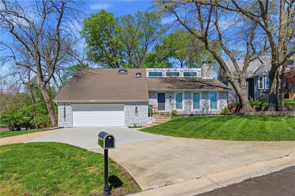 10661 Riggs Drive, Overland Park, KS