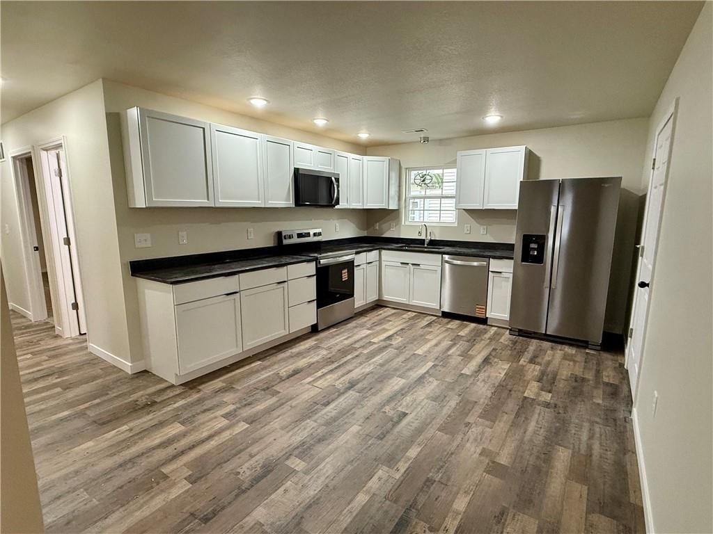 220 S Locust Street — photo 9
