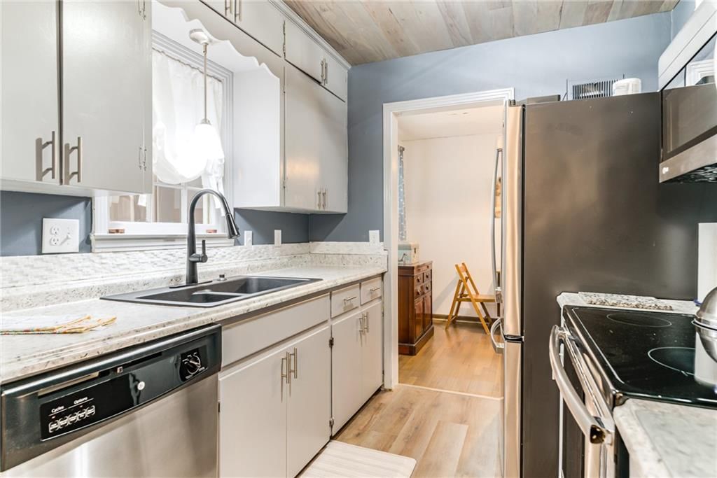 9004 E 65TH Terrace — photo 12