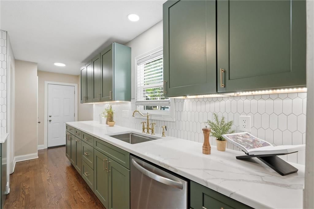 1259 W Gregory Boulevard — photo 11