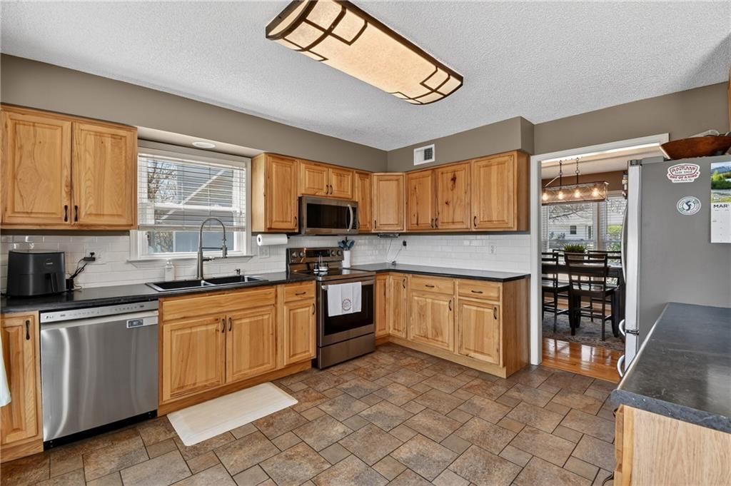 412 S NORMANDY Drive — photo 12