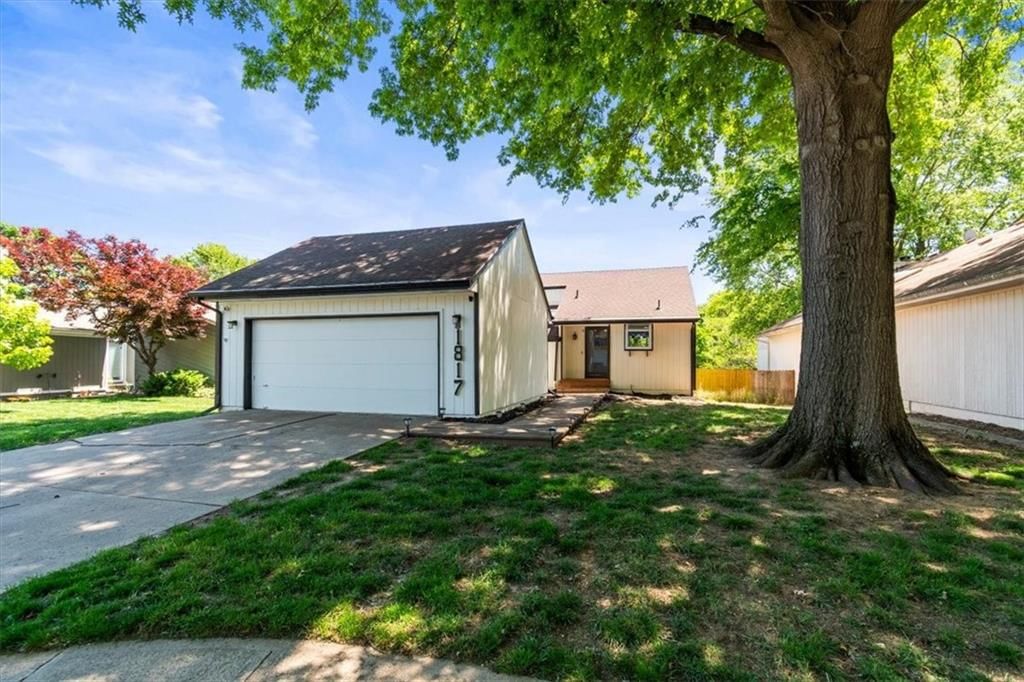 1817 NE Gatewood Drive — photo 2