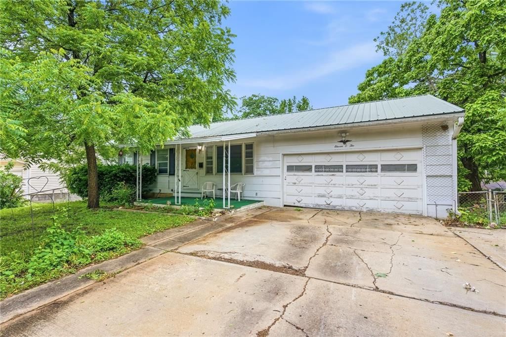 1102 N Farview Drive — photo 2