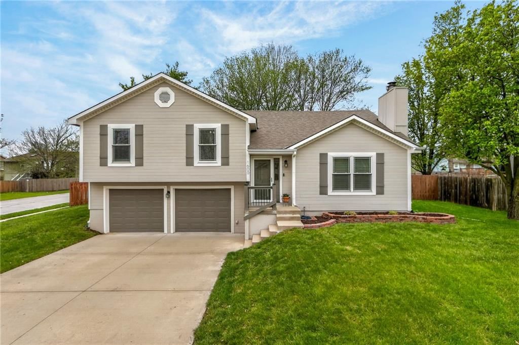 1600 NE Whitestone Drive, Lee's Summit, MO