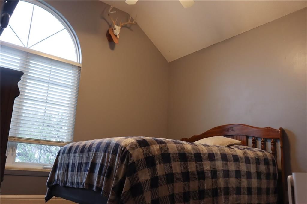 915 Englewood Drive — photo 42