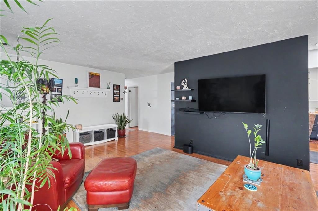 1447 Summit Street — photo 6