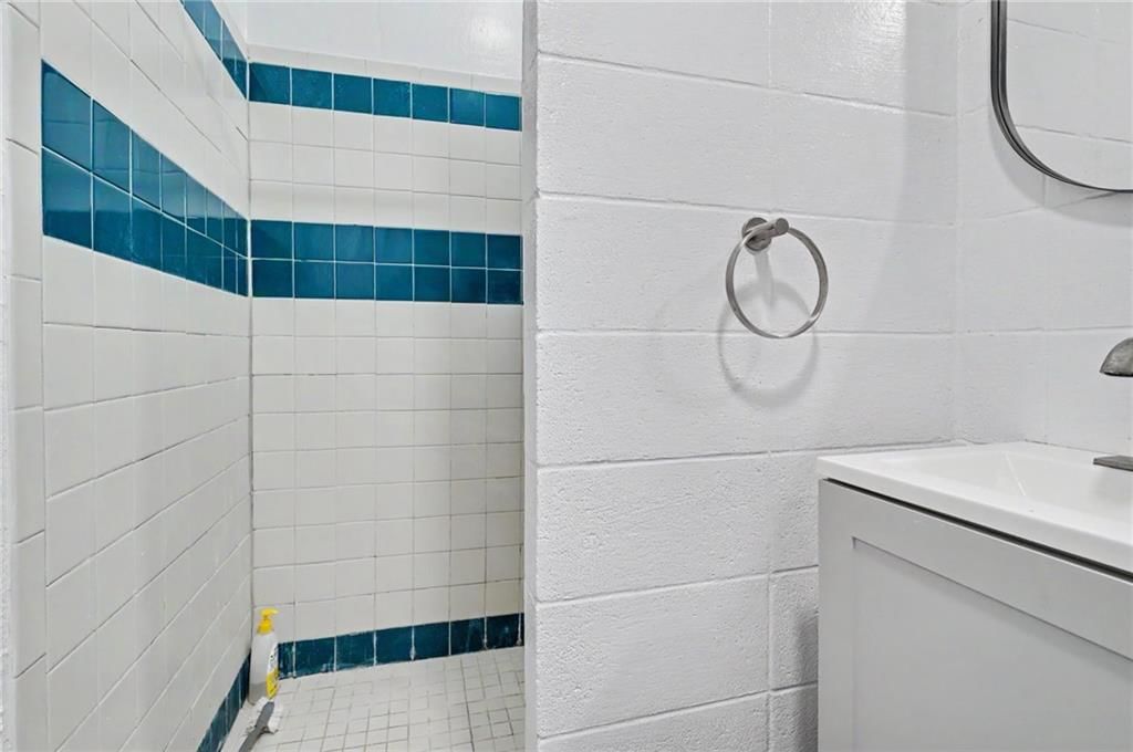 1447 Summit Street — photo 36