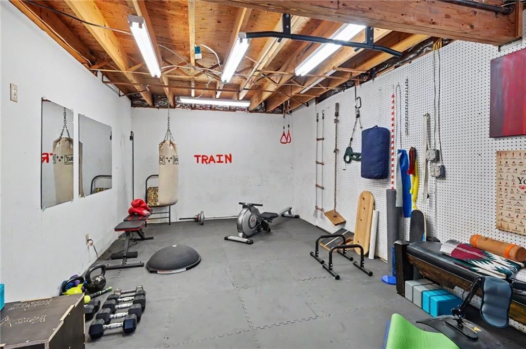 1447 Summit Street — photo 37