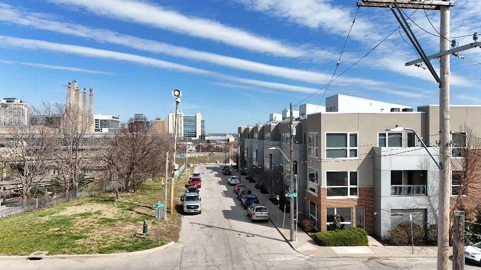 1605 Summit Street — photo 38