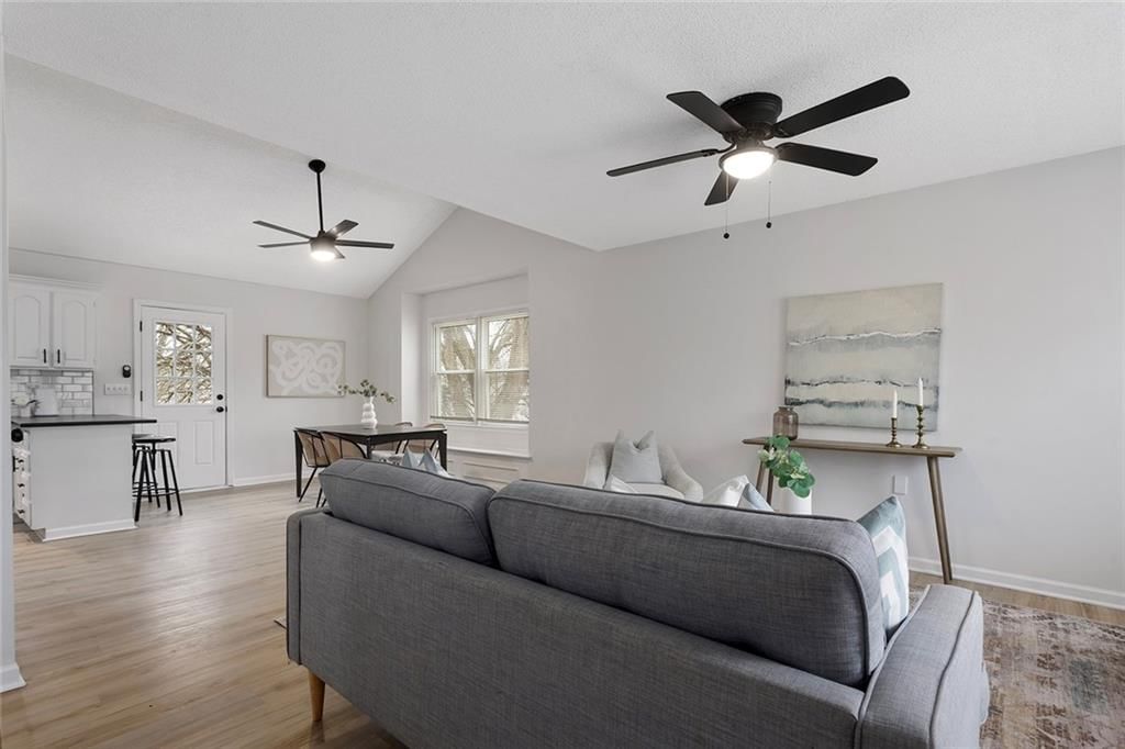 302 S Franklin Street — photo 3