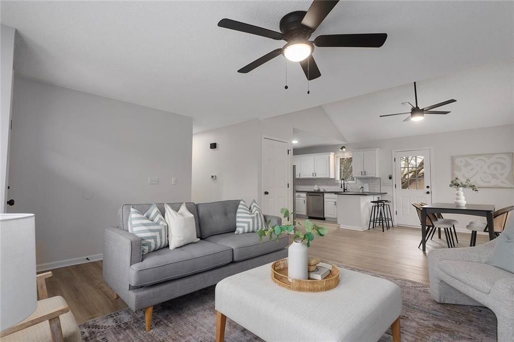 302 S Franklin Street — photo 4