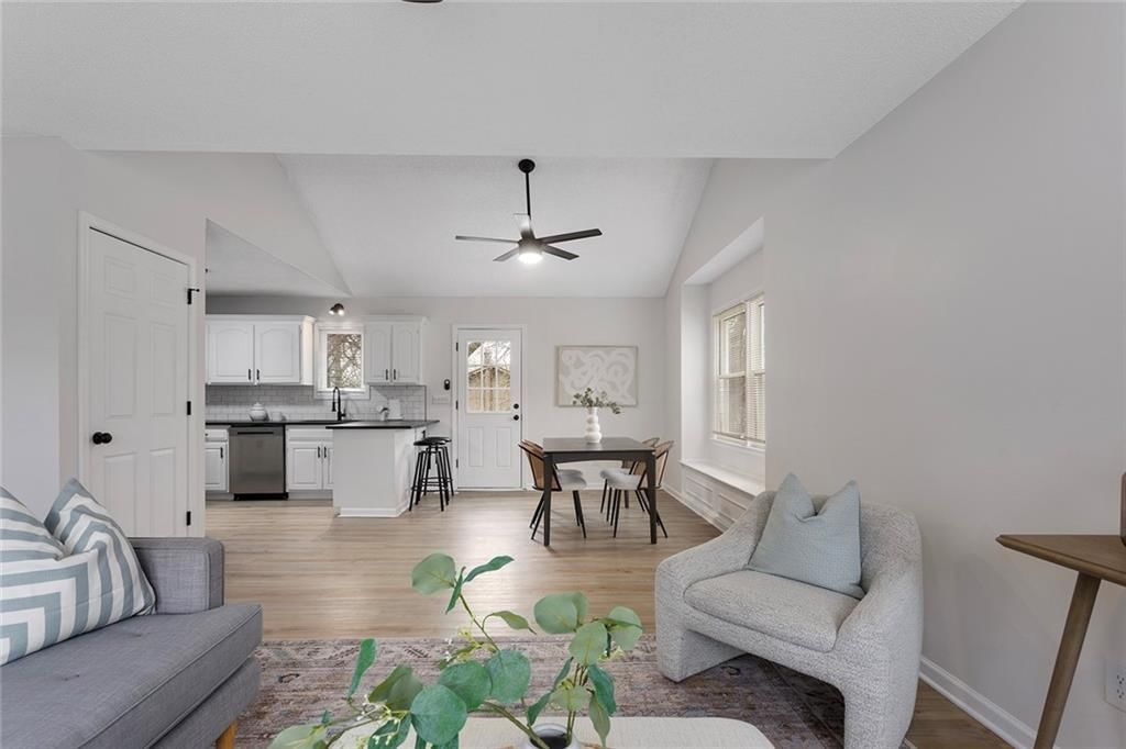 302 S Franklin Street — photo 5