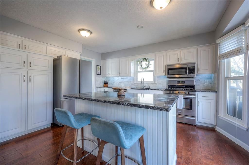 7802 WESTGATE Drive, Lenexa, KS
