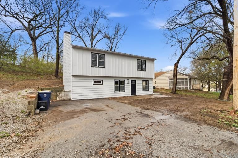 623 NE Woodlawn Street — photo 1