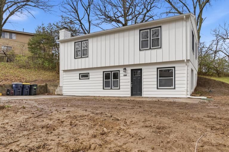 623 NE Woodlawn Street — photo 2