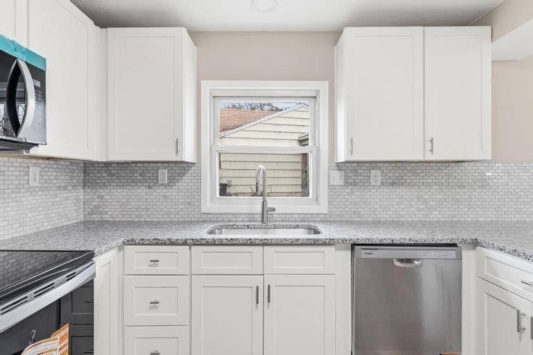 623 NE Woodlawn Street — photo 13